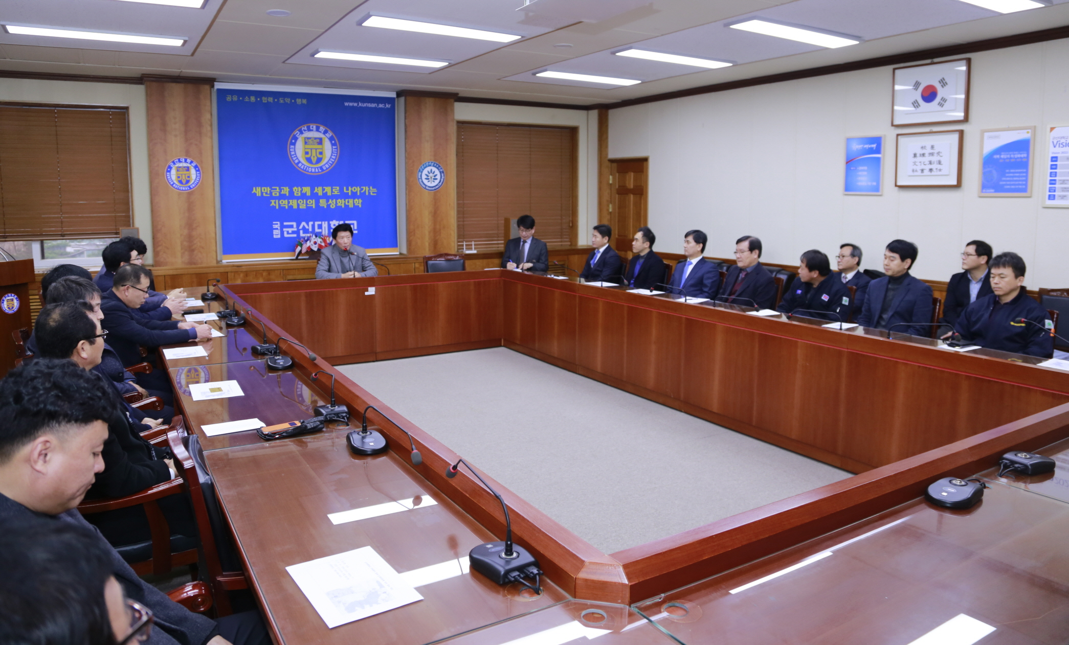 ㈜대성정밀 등 군산대 27개 가족회사, 산학협력발전기금 6000만원 전달 이미지(1)